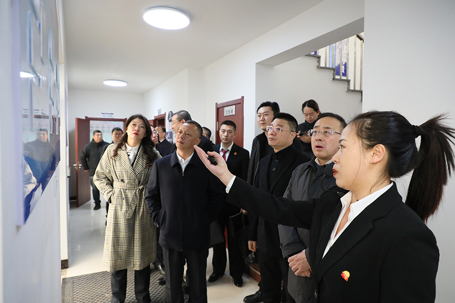 馬仲河鎮(zhèn)政法委員邢蓉（右一）向拉練團成員介紹“一庭兩所多部門”多元化解矛盾糾紛的工作流程