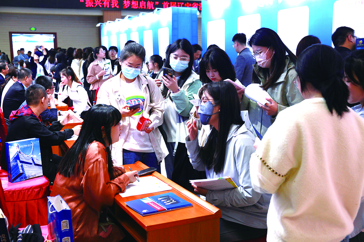 法律專業人才在招聘會上求職