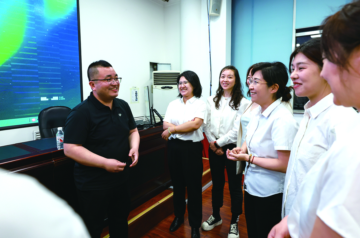 學員們與授課老師交流 孟浩攝