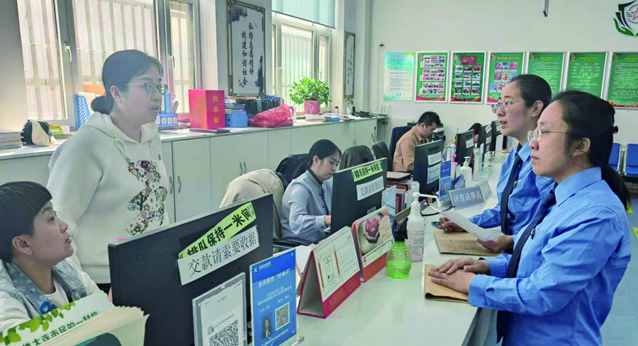 檢察官到社區走訪了解老人情況