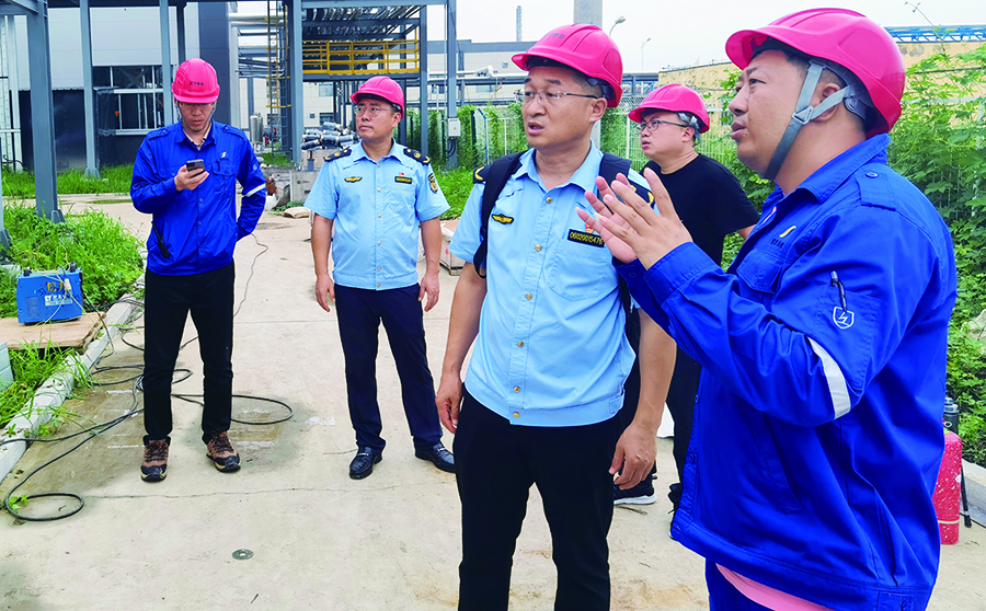 大連市生態環境局幫扶組對企業開展現場幫扶，指導企業做好環境管理工作。 王博 攝