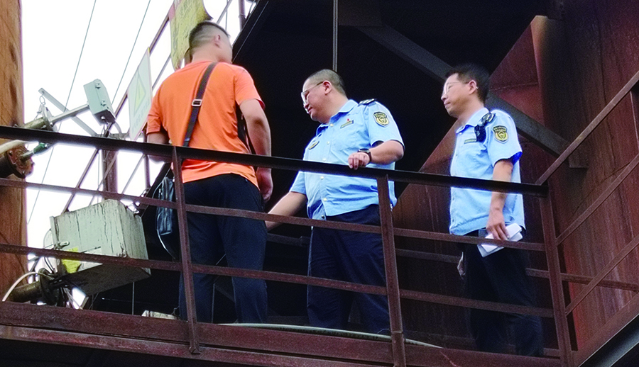 鞍山市生態環境局的幫扶人員在監測平臺進一步核實污染源自動監控設施運行情況。 李廣  攝