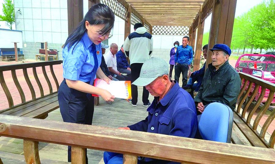 檢察官走進網格開展普法宣傳