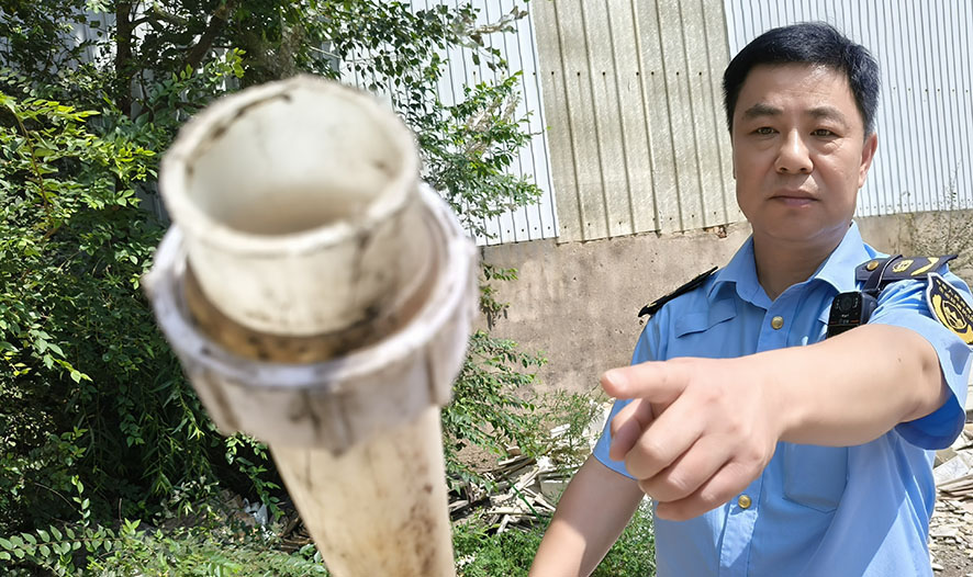 執法人員收繳的200余米長的排污水管。