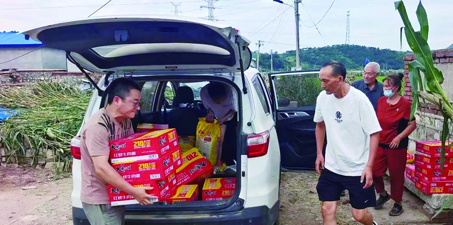 葫蘆島市湖北商會將救災物資直接送到災區百姓家中