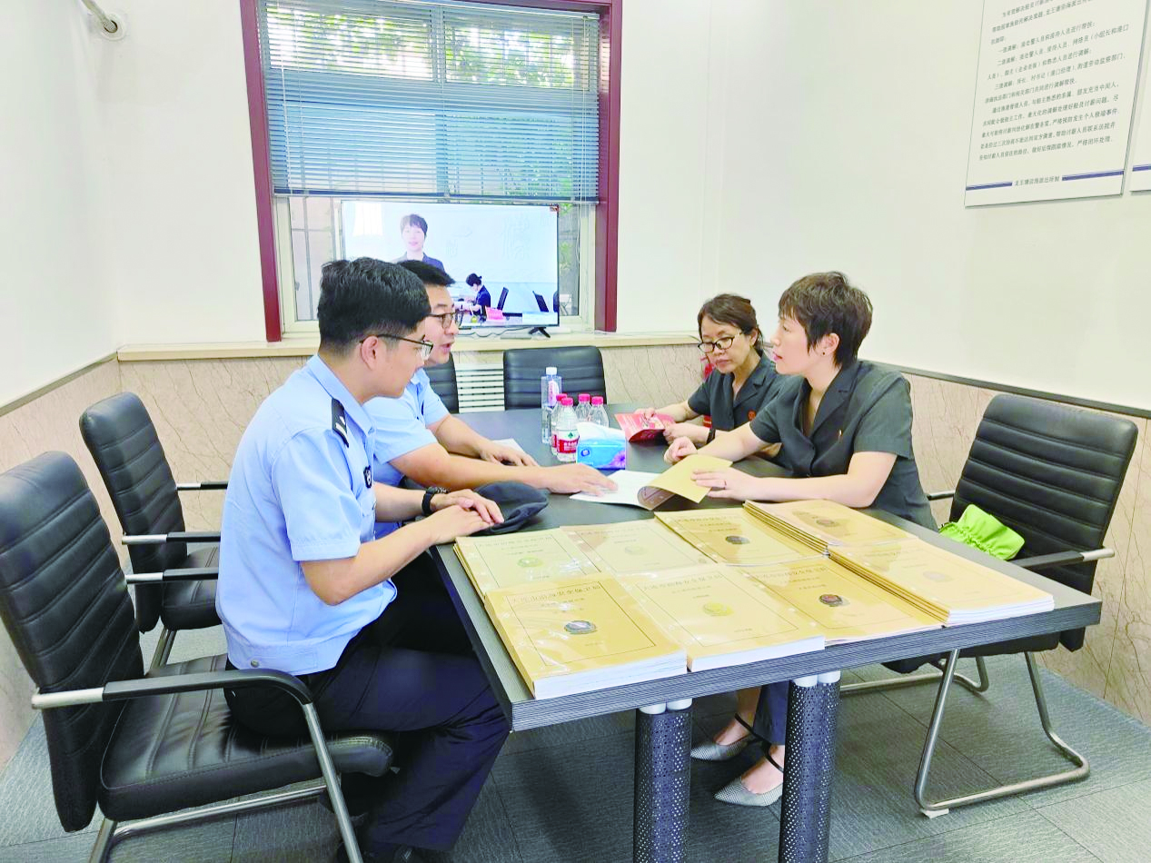 武寒霜（右一）帶領法官走進派出所，指導民警前端化解矛盾糾紛。