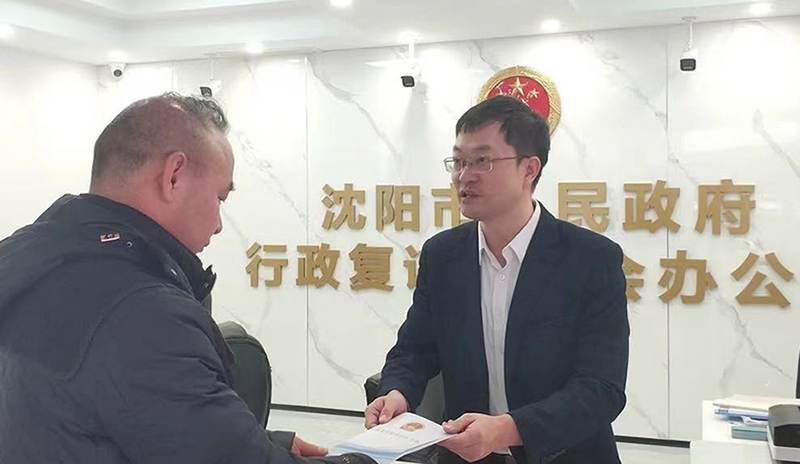 行政復議工作人員接待當事人2