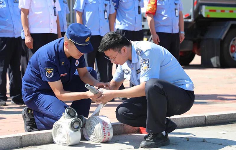 救援大隊教官與參訓民警交流互動