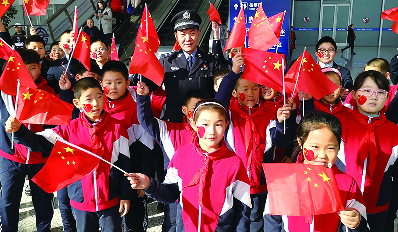 全國公安系統(tǒng)二級(jí)英雄模范沈陽市公安局蘇家屯分局民警李春和與轄區(qū)學(xué)校的孩子們?yōu)樽鎳鴳c生
