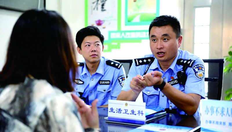 凌源第一監(jiān)獄獄務(wù)服務(wù)中心干警接待來監(jiān)辦事人員