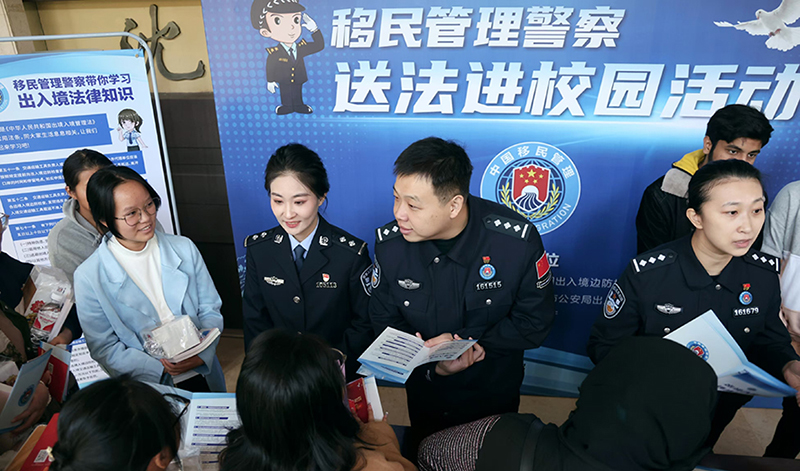 3 圖為移民管理警察與沈陽醫學院的學生們互動交流法律法規