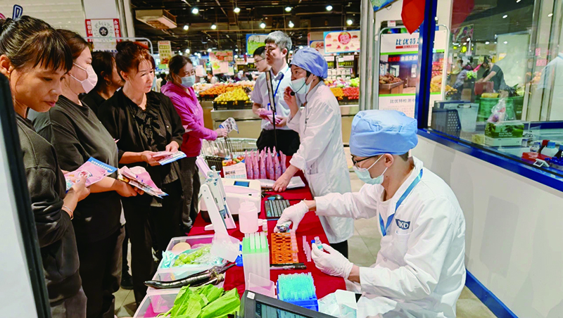 檢測人員對消費者購買的食品現場進行快速檢測