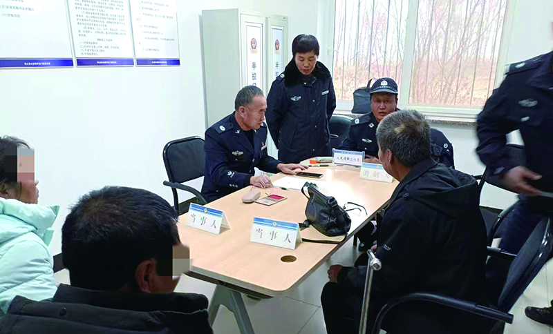 趙如申（左五）對石獅子村某組土地承包糾紛進行調解