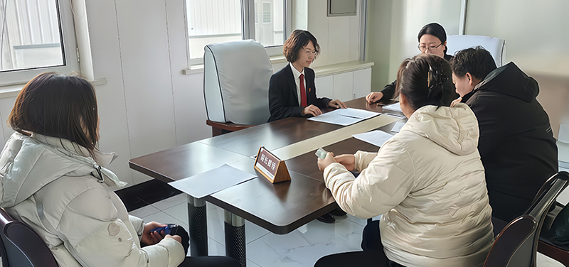法官徐秋月調解姐妹之間的貸款糾紛