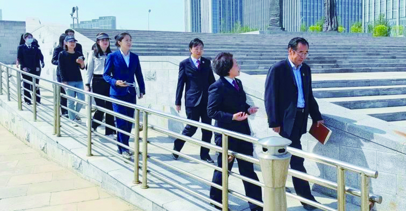 與人民監督員開展無障礙環境建設實地考察