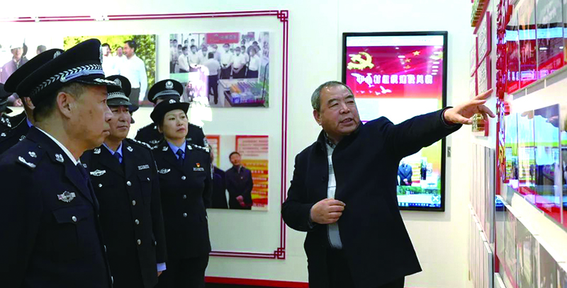 中小村黨委書記姜永波為民警介紹“三制五法七公約”機制