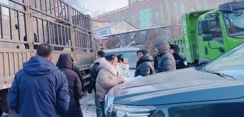 執行干警找到被執行人隱匿的車輛并查扣。