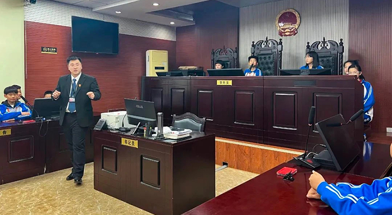 高升人民法庭為同學(xué)舉辦少年模擬法庭，讓同學(xué)們身臨其境的感受法治教育。