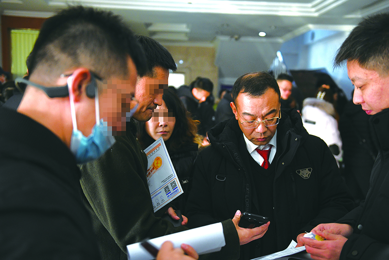 主辦法官（右二）為受害群眾現場宣講流程及注意事項