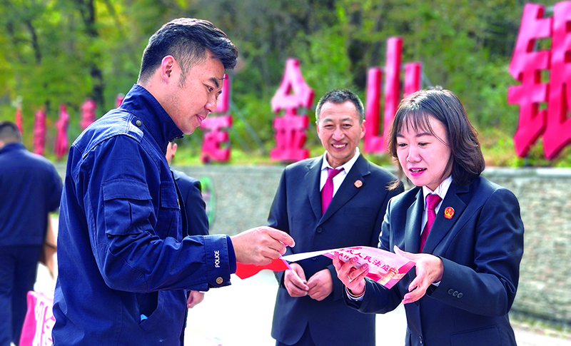 桓仁縣法院桓仁法庭“十一”黃金周期間到景區向游客進行普法宣傳