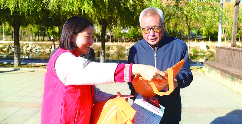 徐賀向市民發放普法宣傳冊
