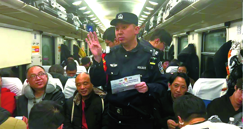 韓丞佐在車(chē)廂內(nèi)跟旅客“嘮嗑”