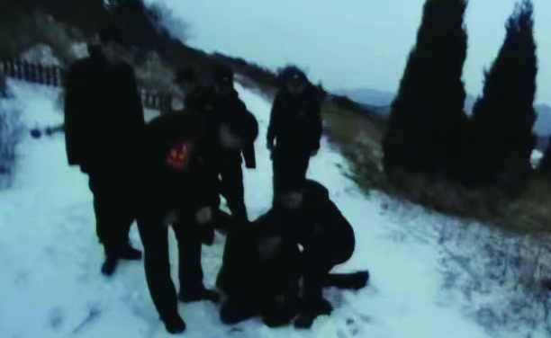 民輔警冬夜雪地急行，趕到墓地救下輕生女子。