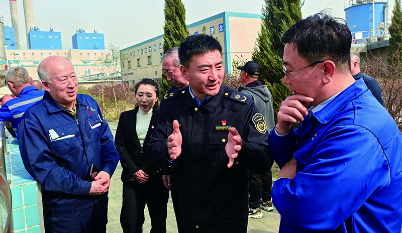沈陽市生態環境保護綜合行政執法隊黨委書記王永峰親切為居民代表、營商環境監督員等人講解環保知識