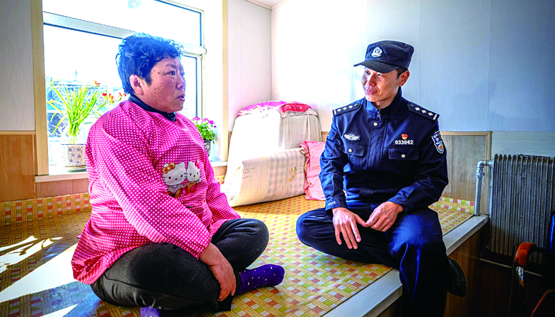 于強跟村民嘮家常