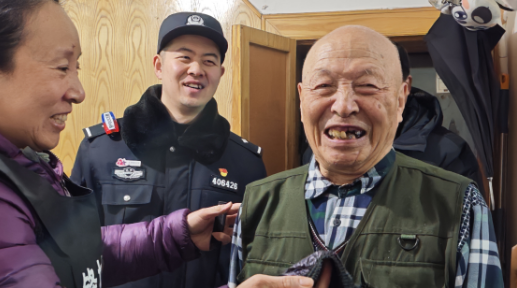 理過發的董鐵良老人喜笑顏開