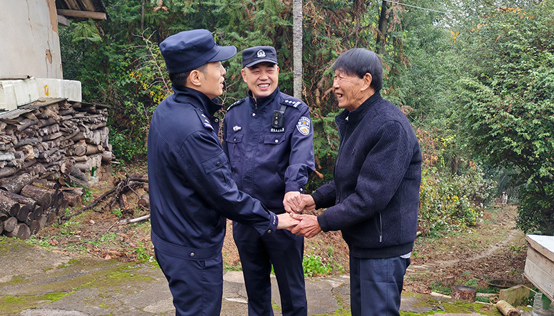 安志（左一）和楊益慰問轄區孤寡老人。