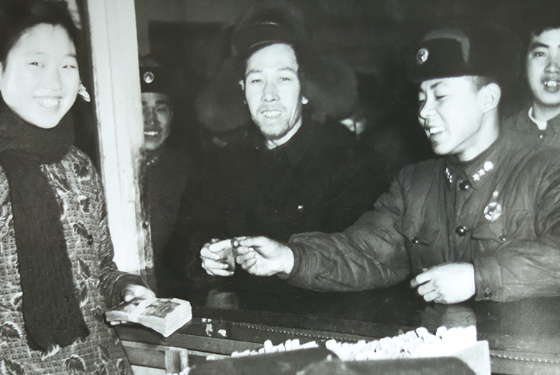 1950年，在梁金英（左一）的見證下，雷鋒（右二）向和平公社捐款100元現金