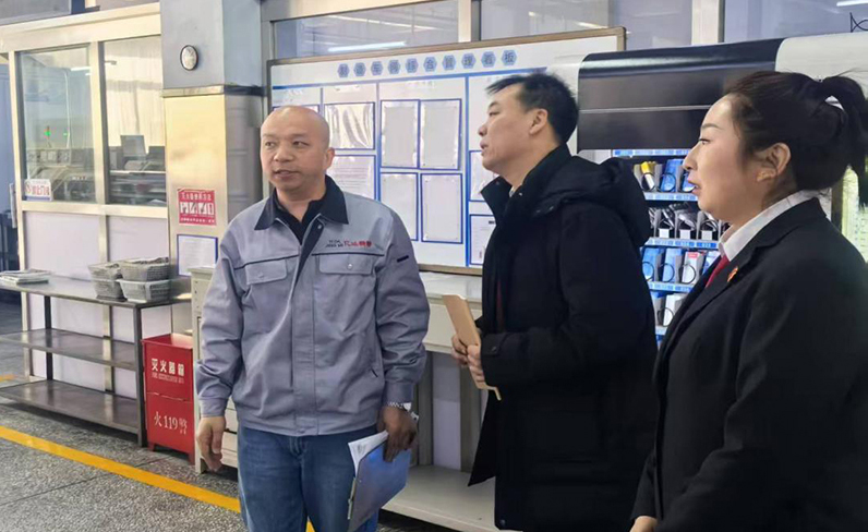 法官在企業現場解答法律問題