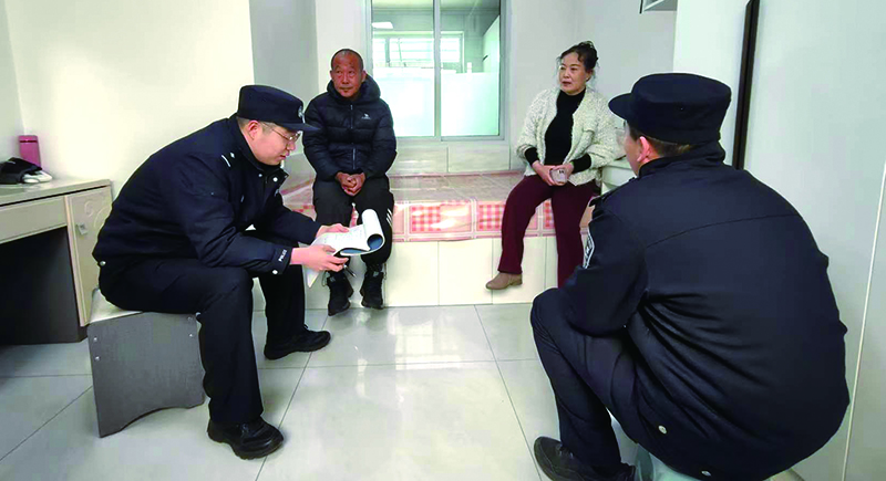3月11日， 鐵嶺市公安局鐵西分局民警在村民評理點調解村民糾紛。