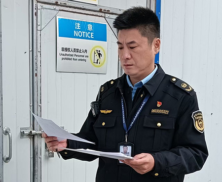 周瑞軒在涉及危險廢物產生企業現場檢查。