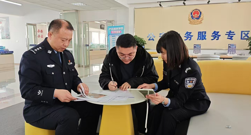 頭題圖：民警程培龍（ 左）、輔警陳佳麗 （右）正在為群眾辦理業務