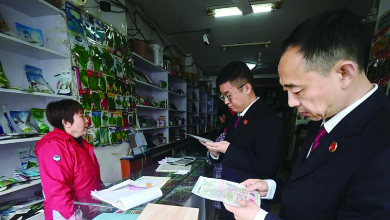 檢察干警對經營場所等進行走訪