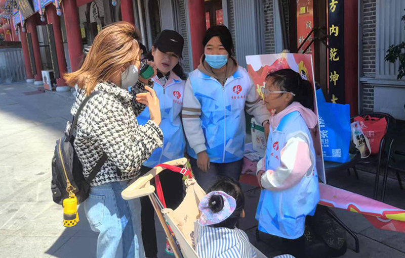 志愿者們為來丹東的游客服務