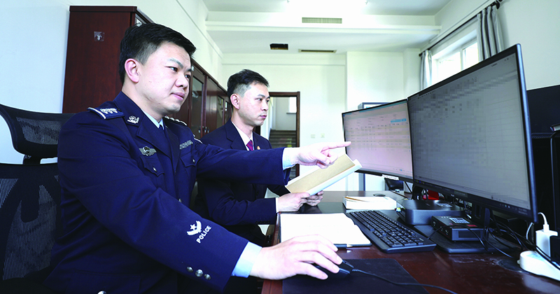 檢察干警正在處理數據