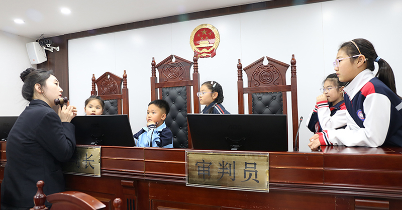 遼河人民法院開展法院開放日活動，圖為干警講解法槌的含義  攝影：王?，? style=