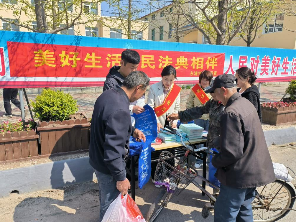 二題圖，普法現場