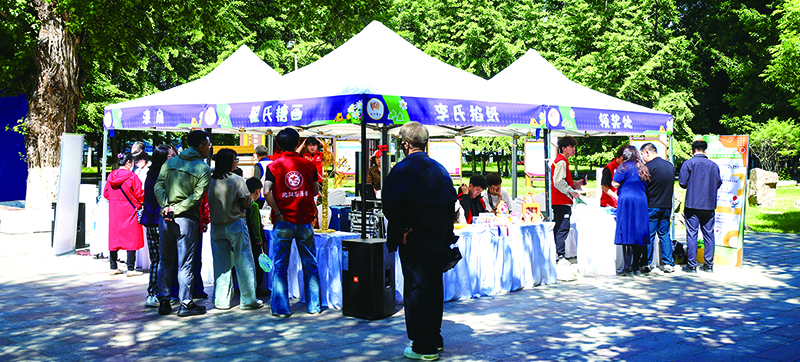 在沈陽市法治公益游園會現(xiàn)場，市民積極參與活動