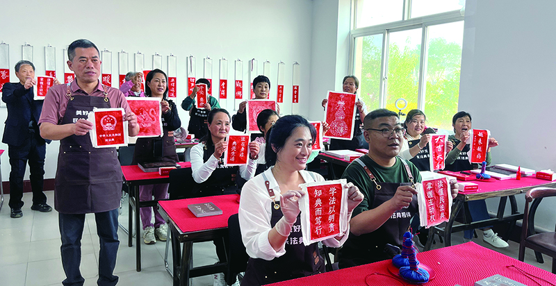 盤錦市雙臺子區(qū)雙盛街道常家村村民將民法典知識用非遺金石傳拓結合