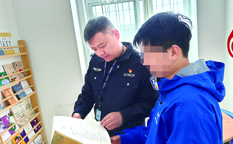 通過圖書賞析的形式對自愿戒毒人員開展文化教育，增強戒治信心。（當面人打碼）
