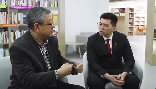王躍龍（中）向課題導師請教交流