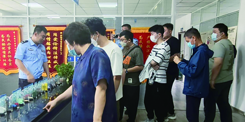 互動體驗區的仿真毒品吸引了群眾駐足