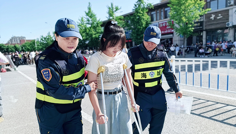 鞍山志愿者將行動不便的考生送到考場