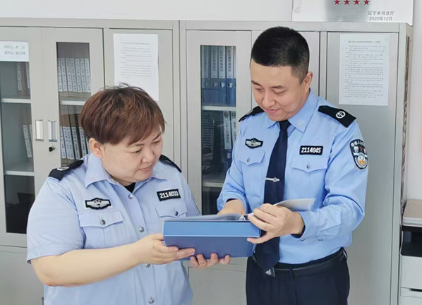 頭題圖，沈河區(qū)司法局北站司法所工作人員落實安置幫教對象一人一檔工作。本報記者孟浩 攝